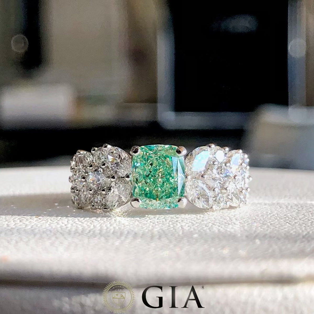 Anillo verde amarillento claro